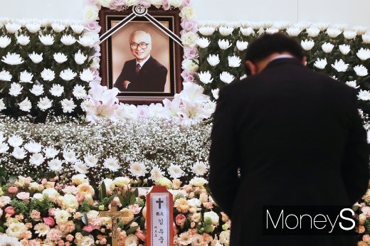 [머니S포토] 아주대병원 장례식장에 마련된 김우중 회장 빈소