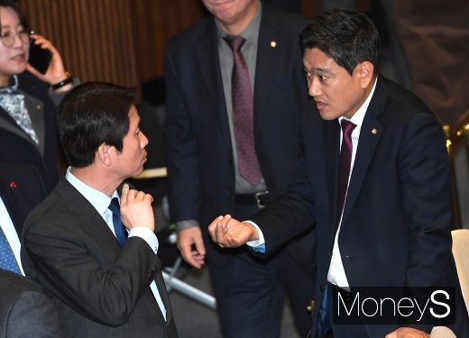 [머니S포토] 대화하는 이인영·오신환