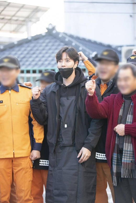 박해진, 소방관들과 봉사활동 진행 '연탄 3000장 직접 전달'