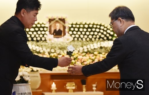 [머니S포토] 김우중 빈소 찾은 이재정 경기도교육감