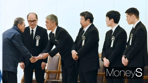 [머니S포토] 조문객 위로받는 김우중 회장 유족