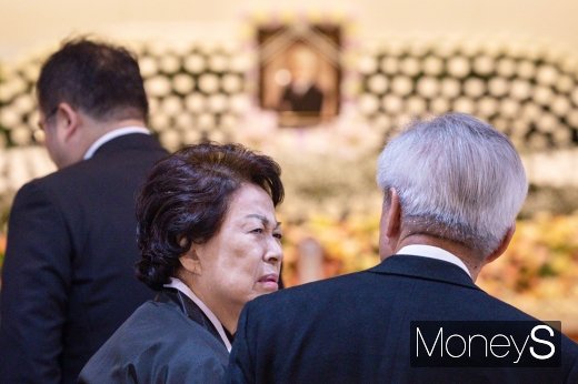 [머니S포토] 조문객 맞이하는 정희장 전 힐튼호텔 회장