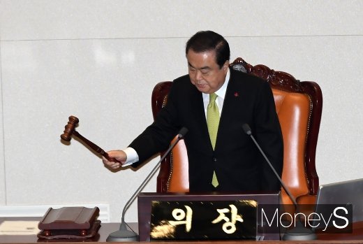 [머니S포토] 의사봉 두드리는 문희상 국회의장