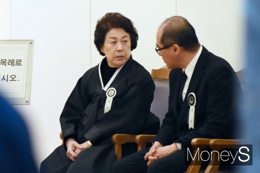 [머니S포토] 대화 나누는 유가족