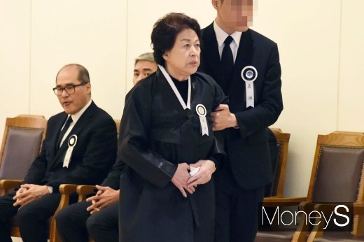 [머니S포토] 부축받는 정희자 여사