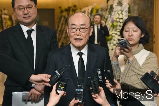 [머니S포토] 취재진 질문 답하는 김태구 전 대우차 사장