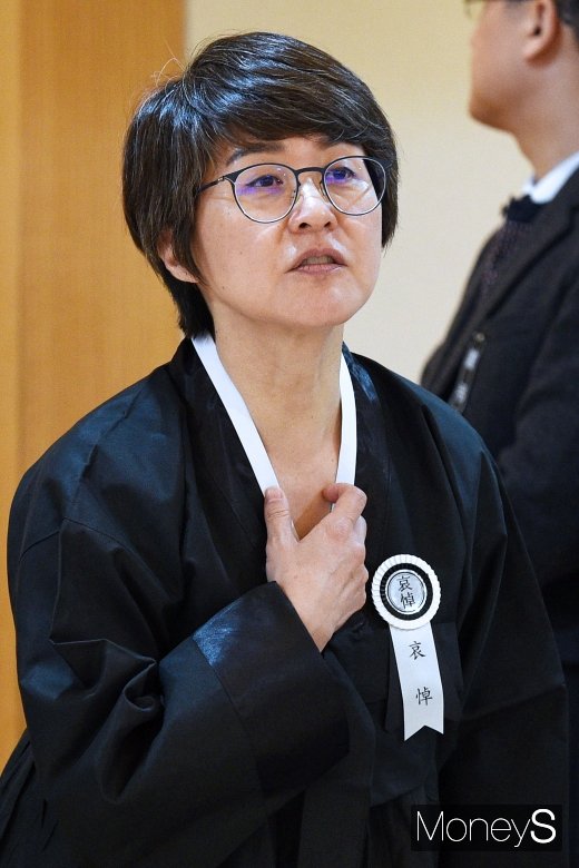 [머니S포토] 조문객 맞이하는 김선정 아트선재 관장