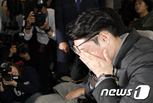 10일 오전 서울 여의도 국회에서 열린 본회의에서 이른바 '민식이법'이 통과되자 고 김민식군의 아버지가 눈물을 쏟고 있다. /사진=뉴스1