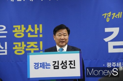 김성진 전 광주테크노파크 원장이 10일 광주광역시의회 브리핑룸에서 기자회견을 열고 내년 총선 광주 광산구을 출마를 공식 선언하고 있다./사진=정태관 기자