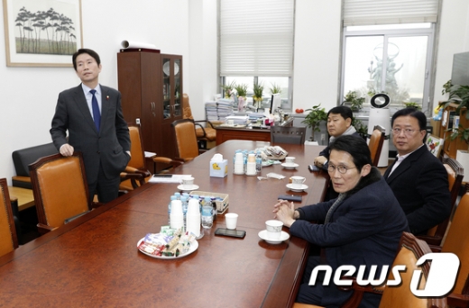 이인영 더불어민주당 원내대표, 김관영 바른미래당 최고위원, 유성엽 대안신당 창당준비위원장, 윤소하 정의당 원내대표(왼쪽부터 시계방향)가 10일 서울 여의도 국회 원내대표실에서 비공개 회의를 위해 모여있다. /사진=뉴스1