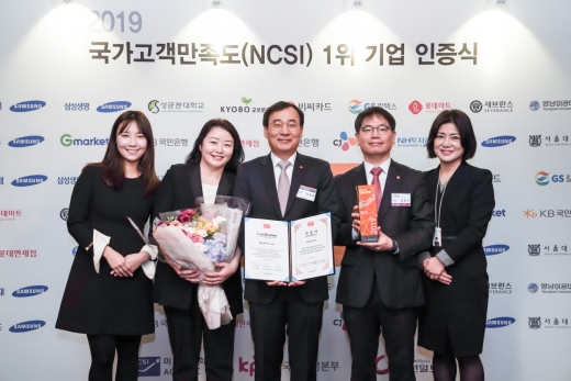 BC카드가 카드업계 최초로 국가고객만족도(NCSI) 조사에서 카드업계 부문 12년 연속 1위를 수상했다고 10일 밝혔다. 사진은 10일 오전 11시 서울 중구 소공동 롯데호텔에서 진행된 ‘2019 국가고객만족도(NCSI) 1위 기업 인증식’에서 이문환 BC카드 사장(오른쪽에서 3번째), 김경주 BC카드 소비자보호인(오른쪽에서 2번째) 등 임직원이 신용카드 부문 12년 연속 1위 수상 후 기념사진을 촬영하는 모습./사진=비씨카드