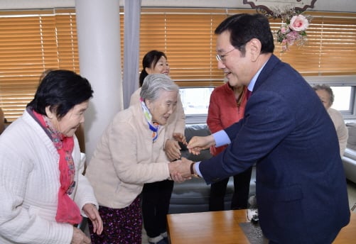 ▲이용섭 광주광역시장이 10일 오전 동구 소태동 사회복지법인 이일성로원을 방문해 어르신들을 격려하고 있다./사진=광주광역시