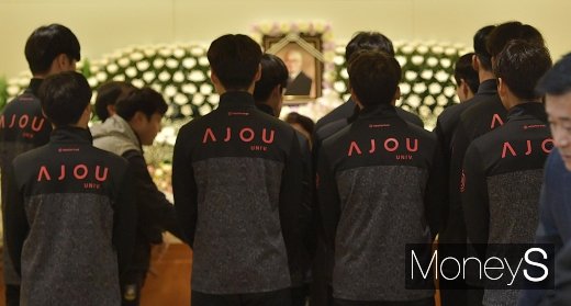 [머니S포토] 김우중 회장 빈소 조문하는 아주대 축구부