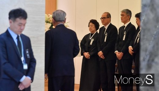 [머니S포토] 김우중 빈소, 조문객 맞이하는 유족