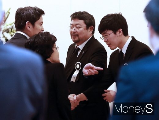 [머니S포토] 김우중 빈소 찾은 신세계 이명희-정용진