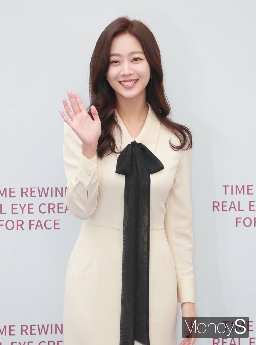 [머니S포토] 조보아, 사랑스러운 손인사