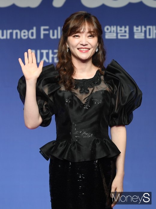[머니S포토] 이용신, 달천이들 설레게하는 손인사