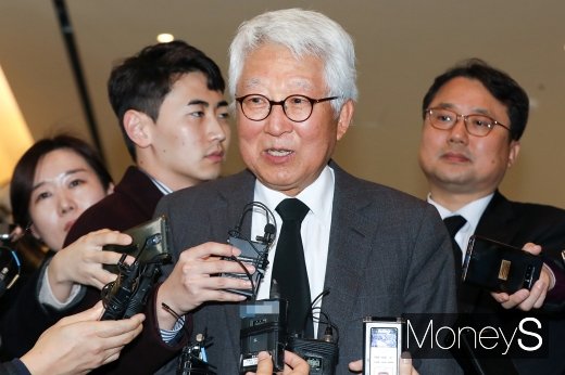 10일 경기 수원시 영통구 월드컵로 아주대학교병원 장례식장 김우중 전 대우그룹 회장의 빈소에서 배순훈 전 대우전자 회장이 취재진 질문에 답하고 있다. /사진=임한별 기자