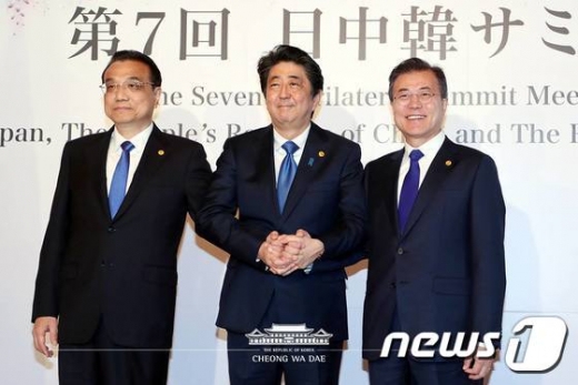 문재인 대통령, 아베 신조 일본 총리, 리커창 중국 국무관 총리(오른쪽부터)가 지난해 5월9일 일본 도쿄 아카사카 영빈관에서 열린 제7차 한중일 정상회의에 앞서 손을 맞잡고 있다. /사진=뉴스1(청와대 제공)