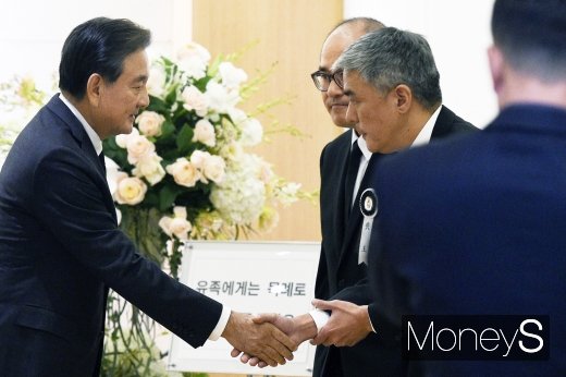 김우중 전 대우그룹 회장(83)이 지난 9일 밤 숙환으로 별세, 10일 경기 수원시 영통구 월드컵로 아주대학교병원 장례식장에 김 전 회장의 빈소가 꾸려졌다. 빈소를 찾은 홍석현 중앙홀딩스 회장이 유가족을 위로하고 있다. /사진=임한별 기자