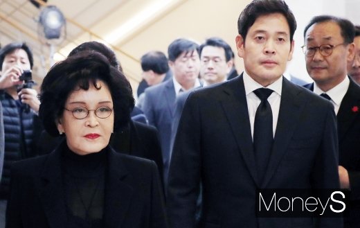 이명희 신세계그룹 회장, 정용진 신세계 부회장이 10일 경기 수원시 영통구 월드컵로 아주대학교병원 장례식장 김우중 전 대우그룹 회장의 빈소를 찾았다. /사진=임한별 기자