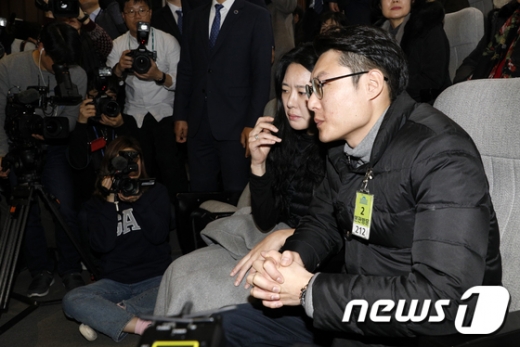 스쿨존에서 발생한 교통사고로 숨진 김민식군 엄마 박초희 씨, 아빠 김태양 씨가 10일 오전 서울 여의도 국회 본회의에서 도로교통법 개정안(민식이법), 하준이법(주차장법 개정안) 통과를 지켜보고 있다. /사진=뉴스1