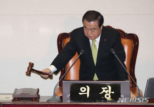 문희상, 예산안 반대 토론 종료 선언(속보)