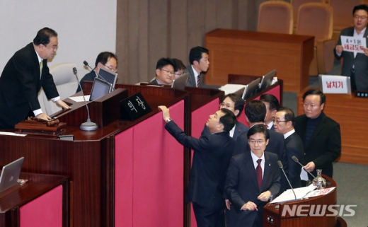 문희상 국회의장이 10일 서울 여의도 국회에서 열린 본회의에서 예산안을 상정하자 심재철 한국당 원내대표를 비롯한 의원들이 항의하는 모습. /사진=뉴시스   