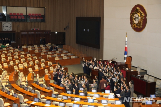 국회 본회의가 열린 10일 오후 서울 여의도 국회 본회의장에서 자유한국당 의원들이 항의하는 모습. /사진=뉴시스    