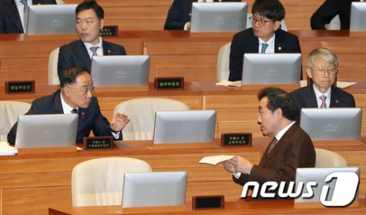이낙연 국무총리가 10일 서울 여의도 국회 본회의장에서 열린 본회의에 출석해 홍남기 경제부총리겸 기획재정부 장관과 대화하고 있는 모습. /사진=뉴스1  