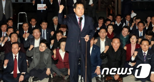 심재철 자유한국당 원내대표가 11일 오전 서울 여의도 국회 본회의장앞에서 열린 의원총회에서 '4+1 협의체' 제출 내년도 예산안 통과 규탄발언을 하고 있다. /사진=뉴스1