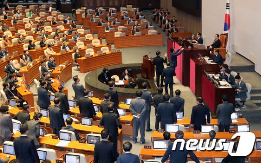 지난 10일 서울 여의도 국회 본회의장에서 열린 제371회국회(정기회) 제12차 본회의에서 문희상 국회의장이 2020년도 예산안을 상정하려 하자 자유한국당 의원들이 '아들공천'을 외치며 발언대를 점거하고 있다.  /사진=뉴스1