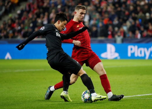 11일 오전 오스트리아 잘츠부르크 레드불 아레나에서 열린 2019-2020시즌 유럽축구연맹(UEFA) 챔피언스리그 조별예선 E조 6차전에서 리버풀을 상대로 위협적인 장면들을 연출한 잘츠부르크의 공격수 황희찬(왼쪽). /사진=로이터
