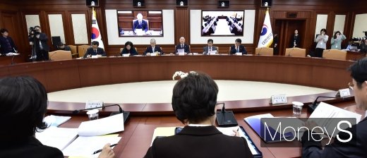 [머니S포토] 2020 정책방향 및 주52시간 안착 대책은