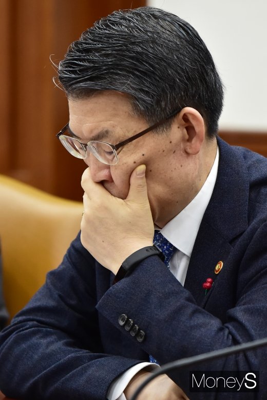 [머니S포토] 경제활력대책회의 참석한 은성수