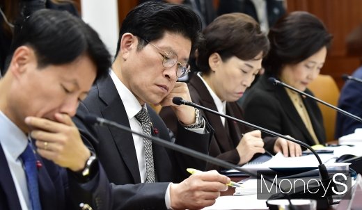[머니S포토] 경제활력대책회의에서 머리 맞댄 부처 수장들