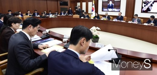 [머니S포토] 한자리 모인 경제부처 수장들