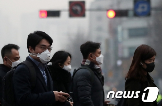 11일 미세먼지가 낀 서울 광화문 일대를 시민들이 건너고 있다. /사진=뉴스1