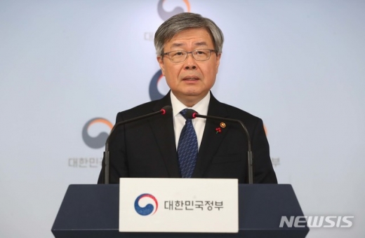 이재갑 고용노동부 장관이 11일 서울 종로구 정부서울청사에서 중소기업에 대해 주 52시간제 계도기간 최대 1년6개월 부여 등 시행을 위한 보완 대책을 발표하고 있는 모습. /사진=뉴시스  