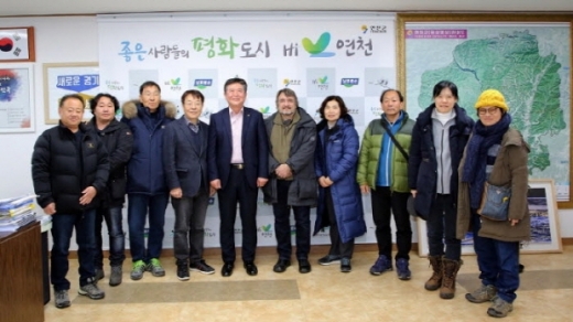 김광철 연천군수가 지난 9일 군청 군수실에서 연천 임진강 유네스코 생물권보전지역의 보호와 관리를 위한 간담회를 개최한 후 기념촬영을 하고 있다. / 사진제공=연천군