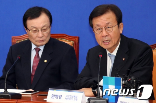 원혜영 더불어민주당 의원(오른쪽)과 이해찬 대표. /사진=뉴스1