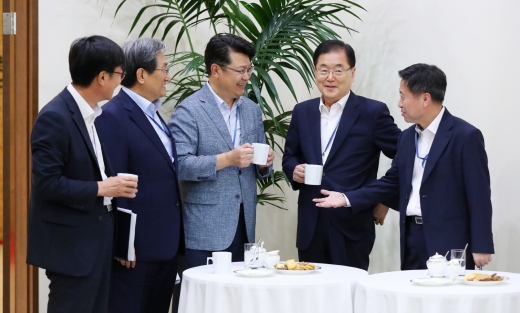 김상조(왼쪽부터) 정책실장, 노영민 비서실장, 복기왕 정무비서관, 정의용 국가안보실장, 윤도한 국민소통수석 등 청와대 참모진. /사진=뉴시스 전신 기자