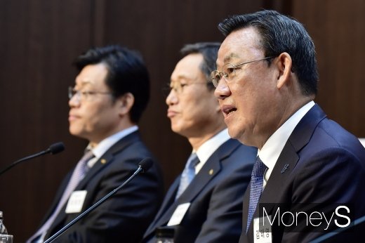 [머니S포토] 취재진 질문에 답하는 김태영 은행연합회장