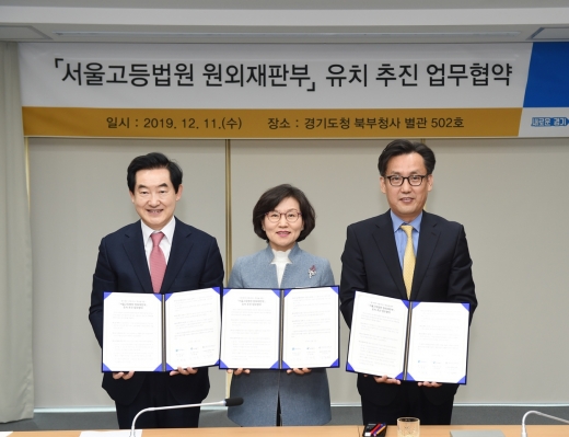 서명후 협약서를 들고 있는 이화순 부지사, 안병용 시장, 이임성 회장. / 사진제공=경기도북부청