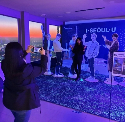 관광객들이 N서울타워 서울홍보존에서 방탄소년단 등신대와 사진을 찍고 있다. /사진제공=서울관광재단