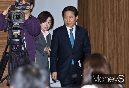 [머니S포토] 브리핑실 들어서는 임찬우 미군기지 이전 지원단장