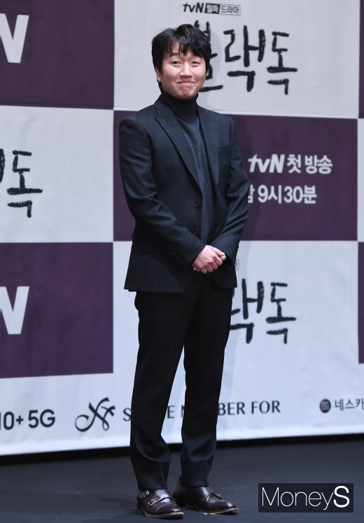 [머니S포토] 이창훈, 어색한 포토타임