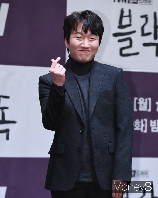 [머니S포토] 블랙독 이창훈 '하트 뿅'