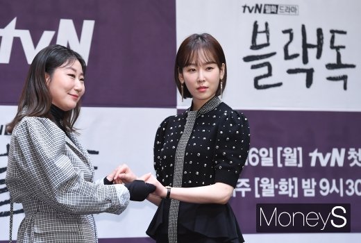 [머니S포토] 라미란·서현진 '손 잡은 정교사와 기간제 교사'