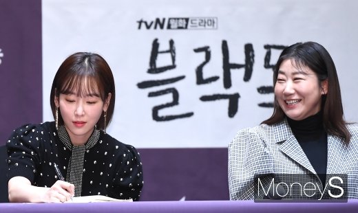 [머니S포토] 질문 받아쓰는 서현진 귀엽게 바라보는 라미란
